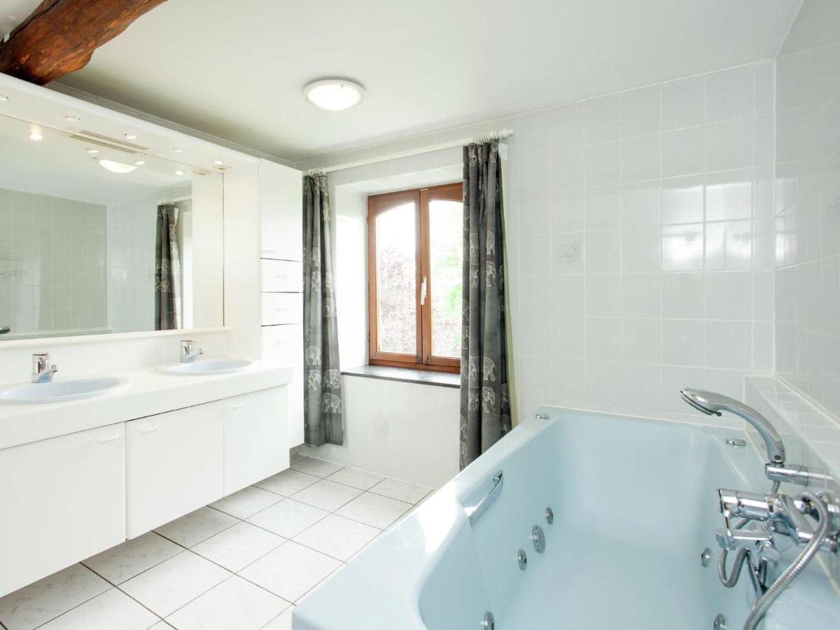 Spacious Holiday Home In Humain With Garden 마르쉐앵파멩느 외부 사진